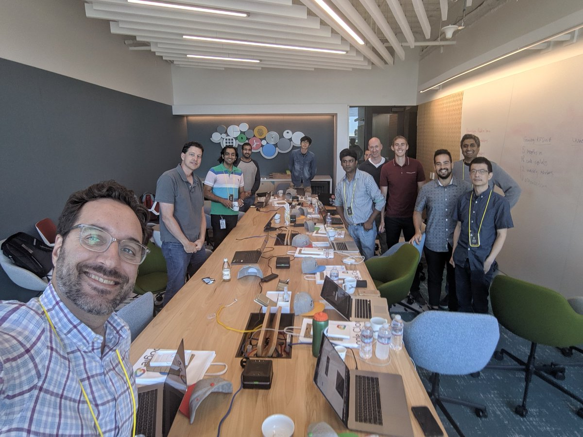 在加利福尼亚州森尼维尔举行的2019 Kubeflow贡献者峰会期间，KFServing贡献者聚集在一起参加了一个微峰会。