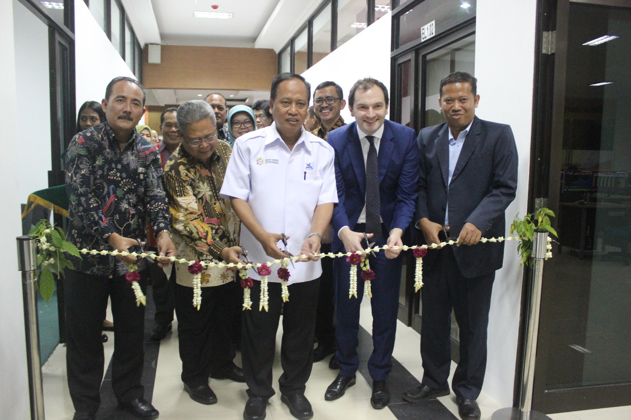 Indonesia S Leading University Universitas Diponegoro Opens First Bloomberg Finance Lab In Indonesia Press Bloomberg L P