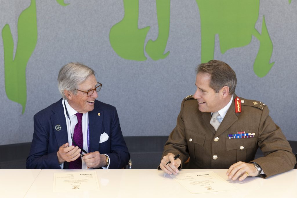 Picture of Bloomberg Chairman Peter T. Grauer and Major General Tom Copinger-Symes CBE, Director of Military Digitisation, UK Strategic Command, signing of the Armed Forces Covenant at a live event held in Bloomberg’s European headquarters in London.