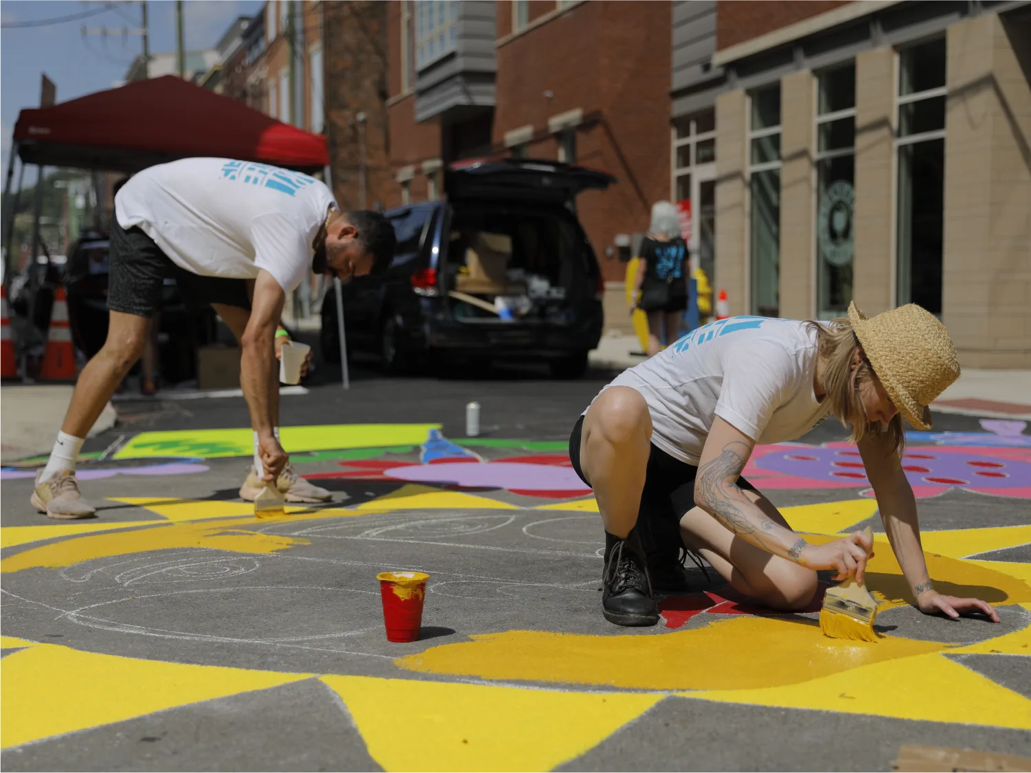 A lady painting arts on the streets