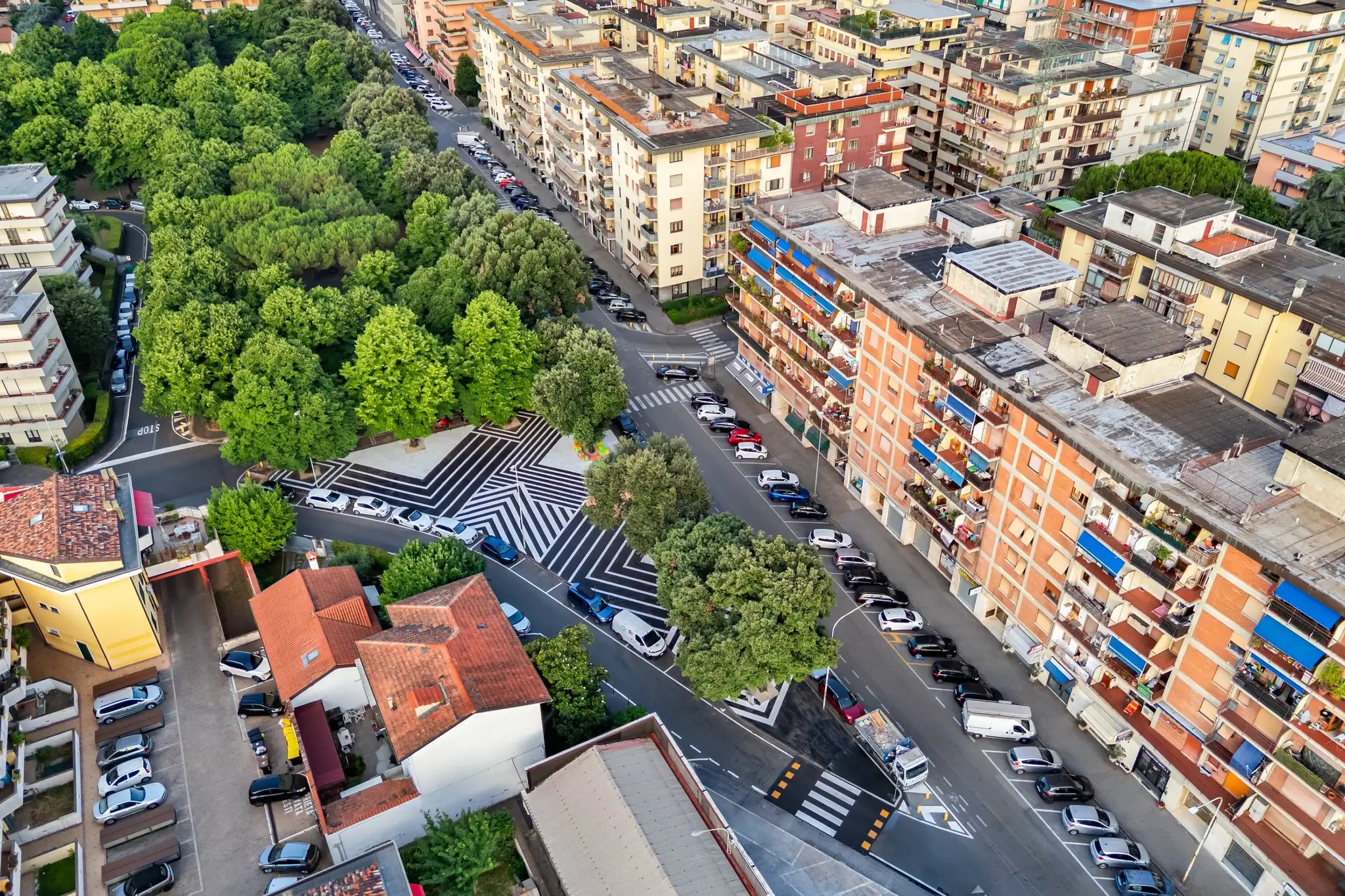 https://www.habimat.it/asphalt-art-initiative-a-roma-firenze-e-prato-i-fondi-per-progetti-di- rigenerazione-e-spazi-pedonali/