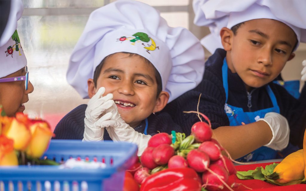Kids in Quito, Ecuador, enjoy healthier food in school cafeterias through the Partnership for Healthy Cities. Credit: Juan Carlos Bayas