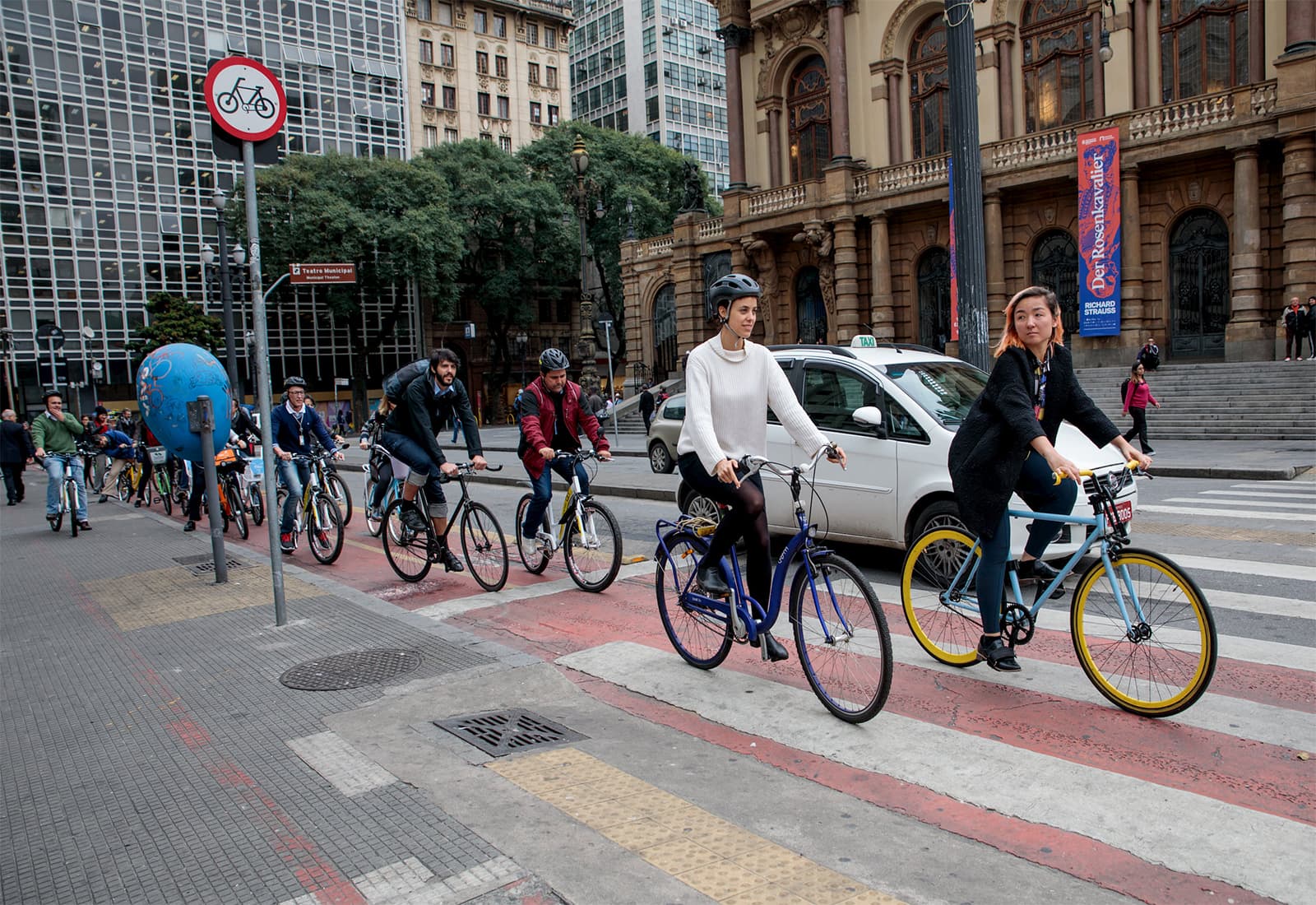 The city of São Paulo, a member of the Partnership for Healthy Cities, evaluates the effectiveness of communication campaigns encouraging the use of helmets.