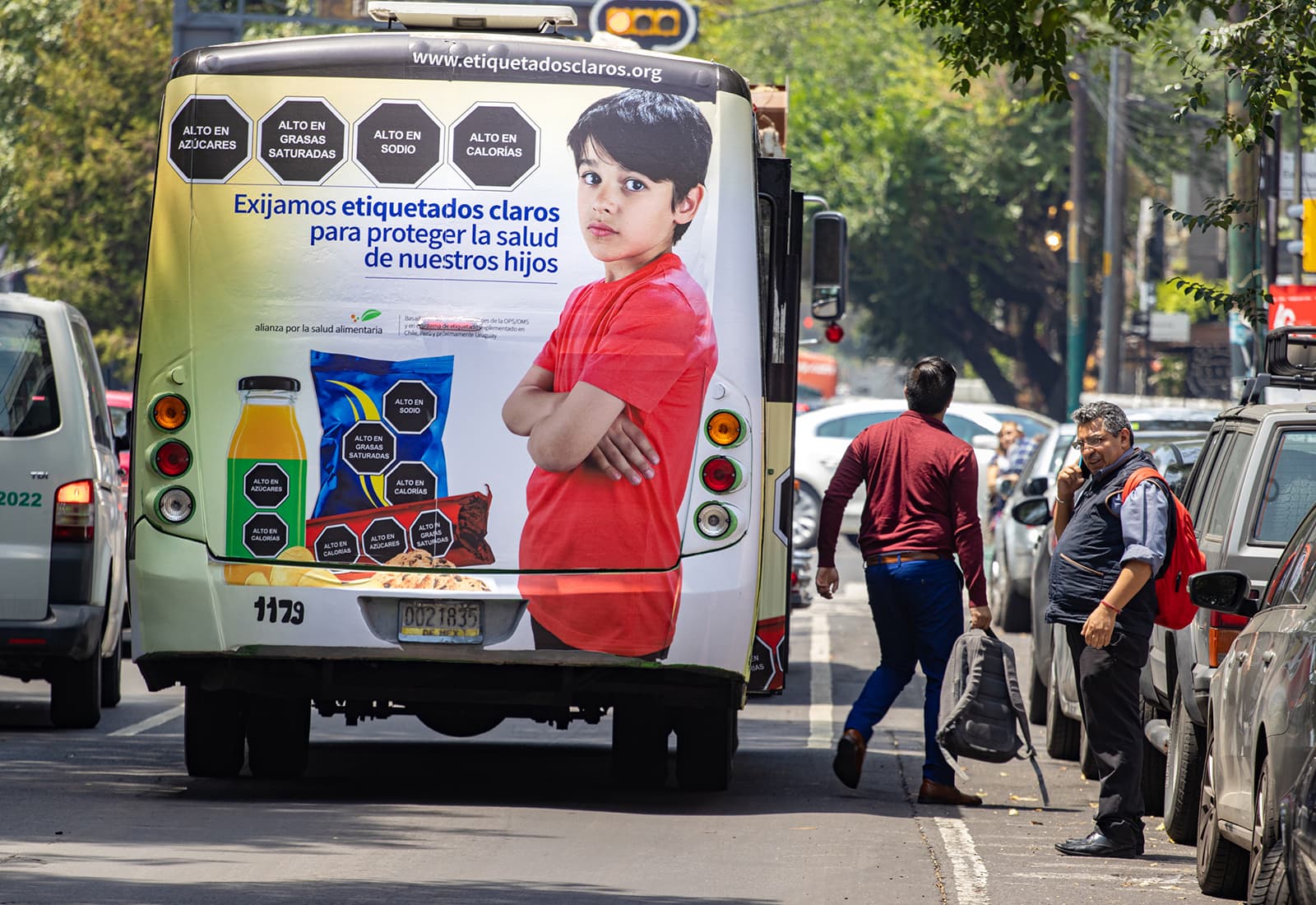 The bus displays a mass media campaign Bloomberg Philanthropies partners developed in Mexico to raise public support for front-of-package warning labels to help people make healthy choices.