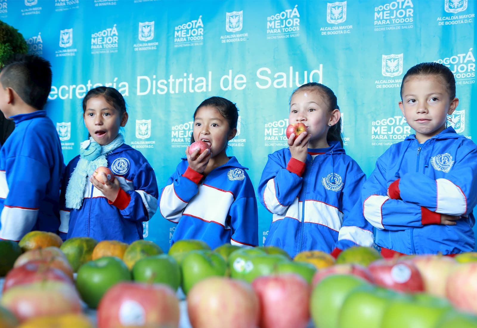Students in Bogotá, Colombia benefit from the city’s participation in the Partnership for Healthy Cities as it implements policies to encourage healthy eating.