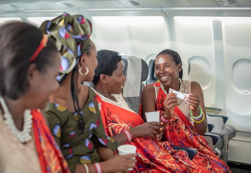 Women enrolled in Bloomberg Philanthropies’ training programs with Sustainable Growers enjoy their very own specialty coffee aboard a RwandAir flight. Since 2018, Question Coffee is served across all RwandAir flights throughout Africa, Europe, the Middle East, and Asia.
