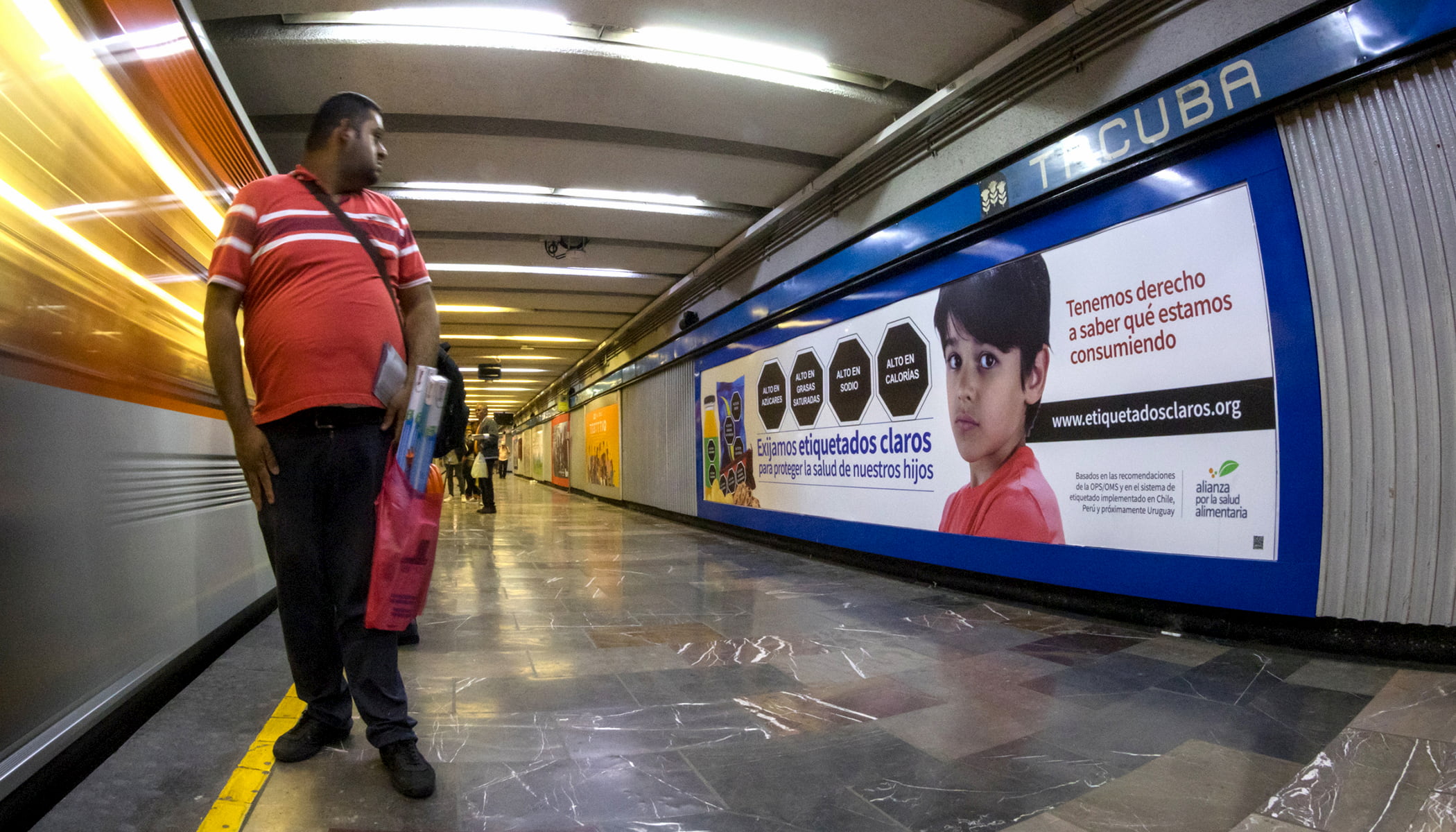 Bloomberg Philanthropies partner, The Nutritional Health Alliance's "Let's Demand Clear Labels" mass media campaign in the Mexico City subway (2019). Photo credit: Alianza por la Salud Alimentaria.