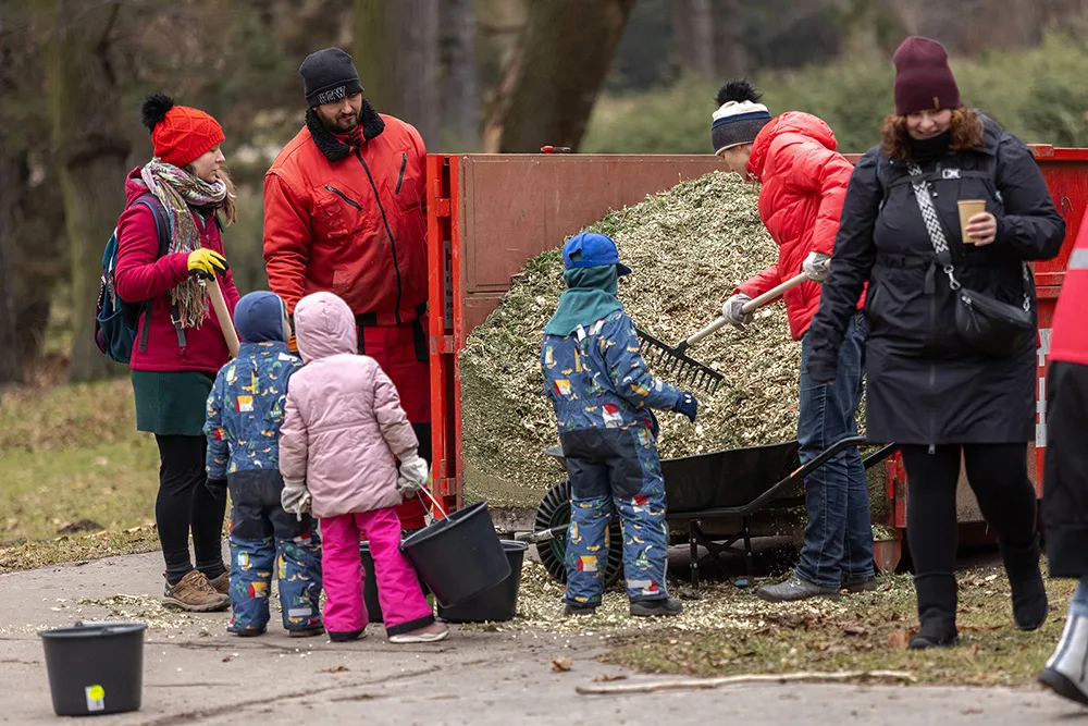 Residents help recycle yard waste into garden mulch at Bratislava’s second annual Mulchfest.
