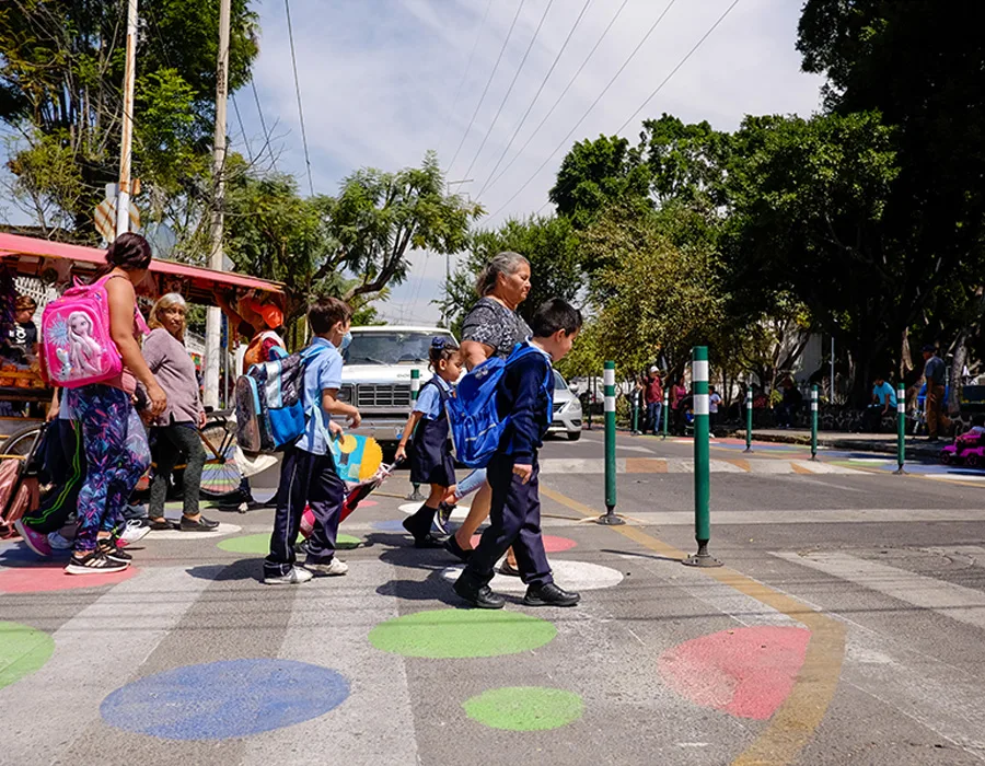 Guadalajara sets 20 km/hr speed limits around school zones to improve safety through the Partnership for Healthy Cities. Credit: WRI Mexico