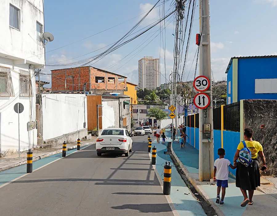 Safety improvements in Salvador, Brazil include clearer speed signs, wider sidewalks, and barricades on a busy downtown road. Credit: GDCI / Manuela Cavadas