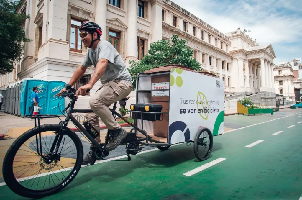 Youth in Córdoba, Argentina build electric bicycles to collect food scraps and expand composting.