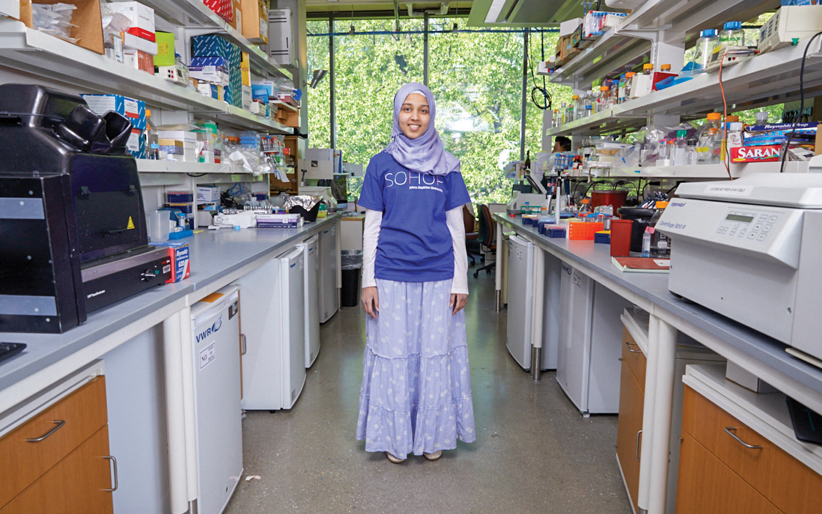 Student researcher in a Bloomberg Distinguished Professor’s biology lab.