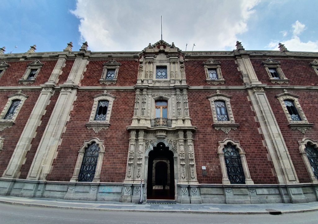 Centro de la fachada del Colegio de San Ildefonso.