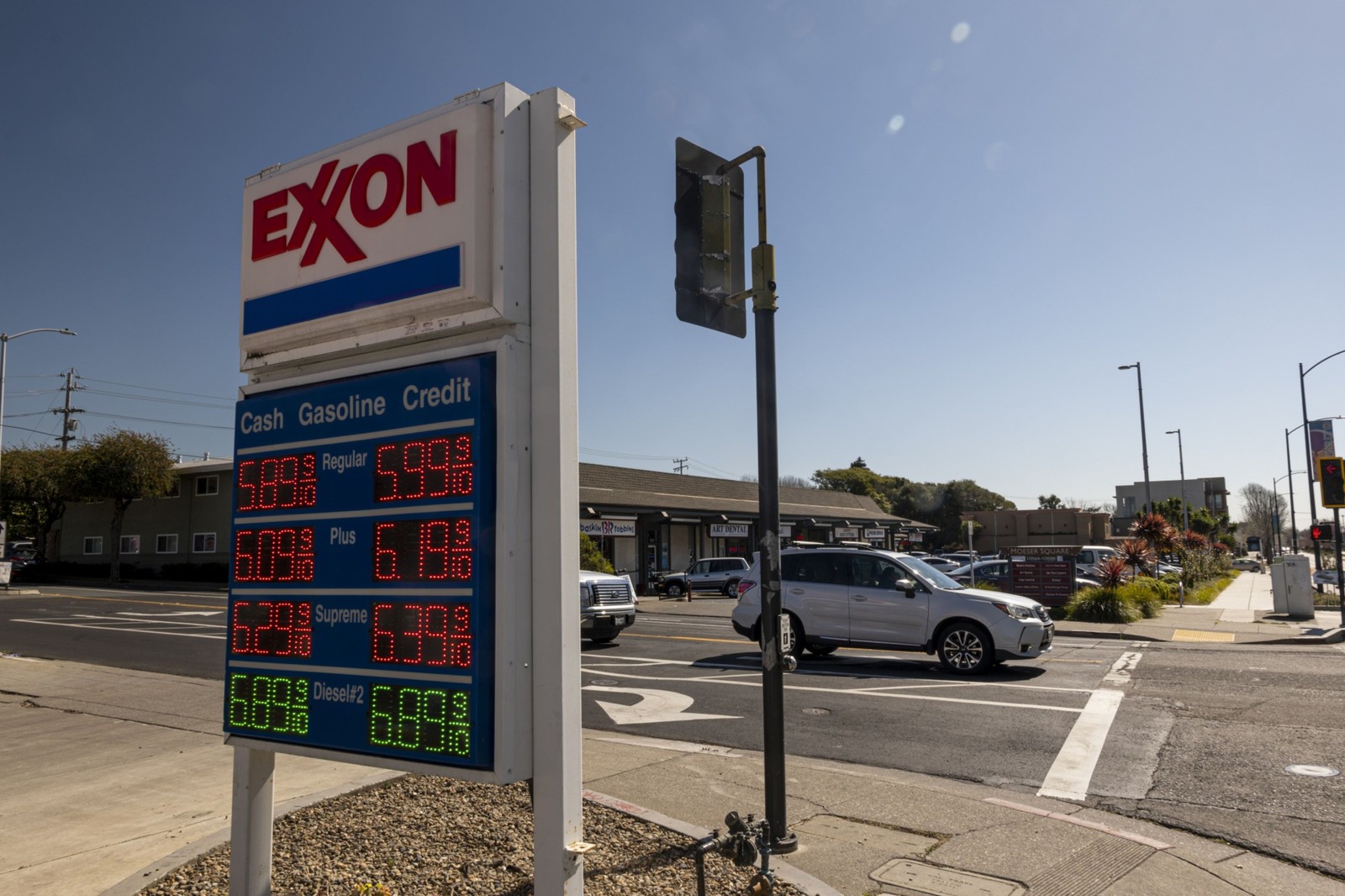 Exxon Mobil market cap hits $400 billion in first since 2014 Insights Exxon Mobil market cap hits $400 billion in first since 2014 Insights
