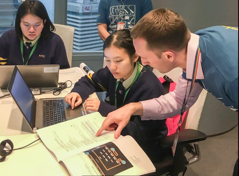 Python-class James Barrett and Girls Go Tech python workshop student