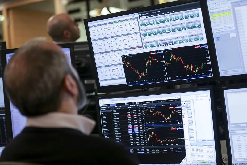 U.K. Parliament Votes to Rewrite Brexit Divorce Analyst works at Bloomberg terminal