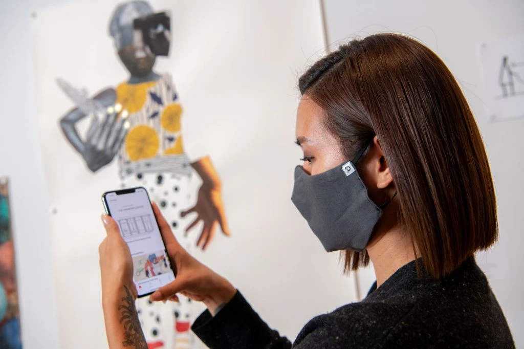 20201006_NewYorkNY_CW7_2800 Woman using Bloomberg Connects app