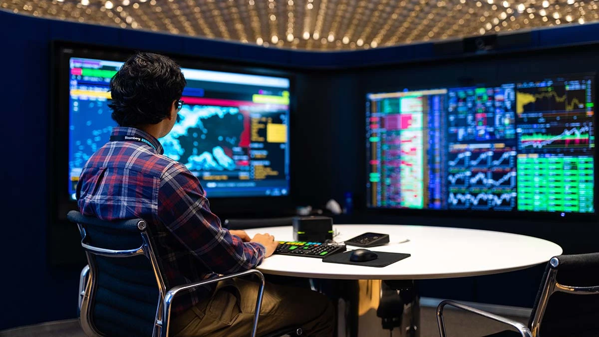 Bloomberg-London-office-meeting-rooms-are-equipped-with-all-the-technology-of-a-typical-desk-allowing-continuity-in-collaboration-even-with-a-hybrid-team State-of-the-art meeting rooms provide instant access to the technology we need to collaborate in and out of the offices.