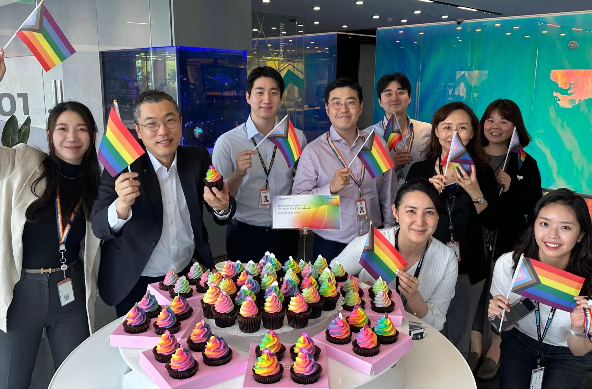 image17 Bloomberg employees celebrate this year’s Pride at the Seoul office.