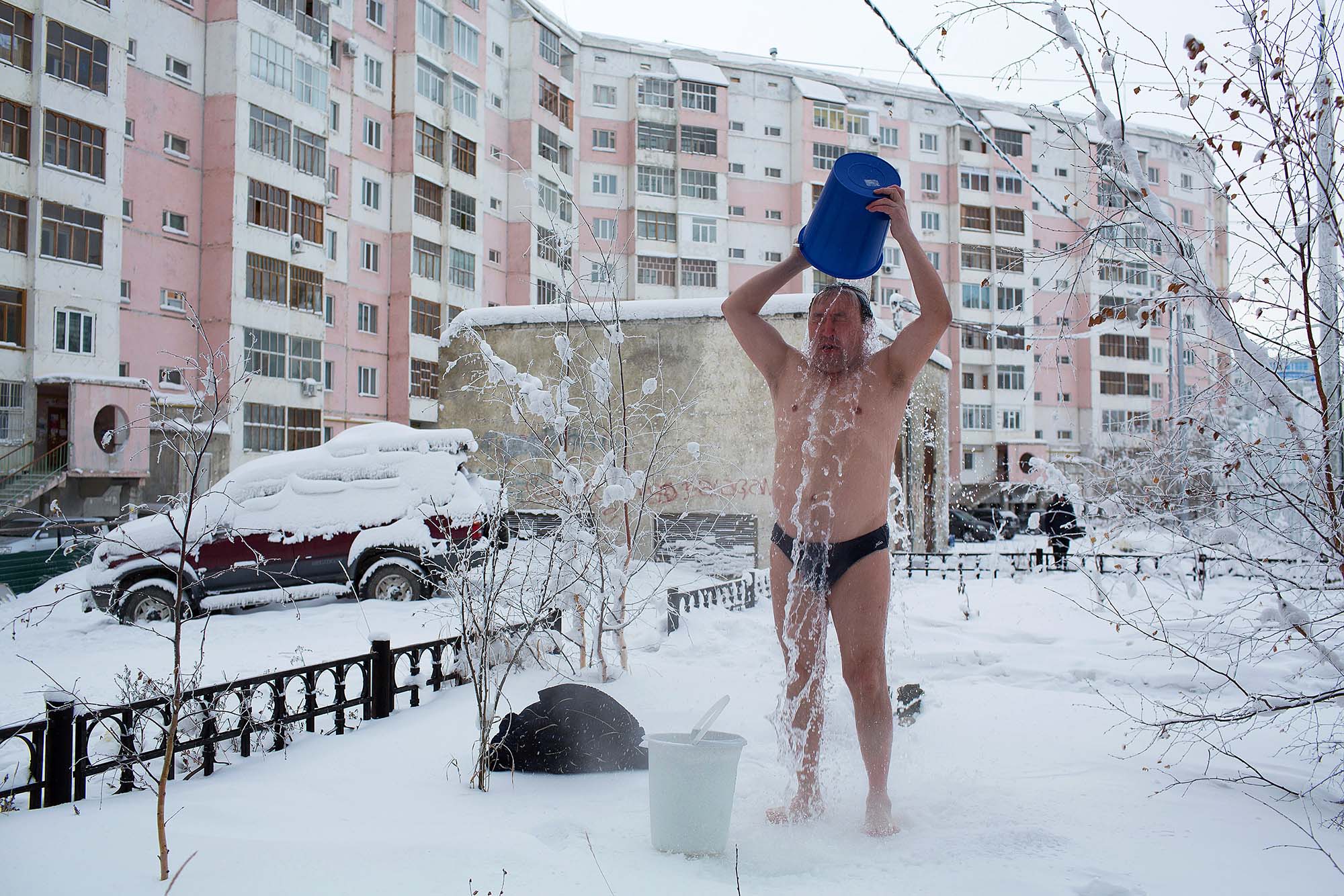 Сколько градусов в якутии. Якутск зимой люди. Морозы в Якутии. Якутск Мороз. Сильный Мороз в Якутии.