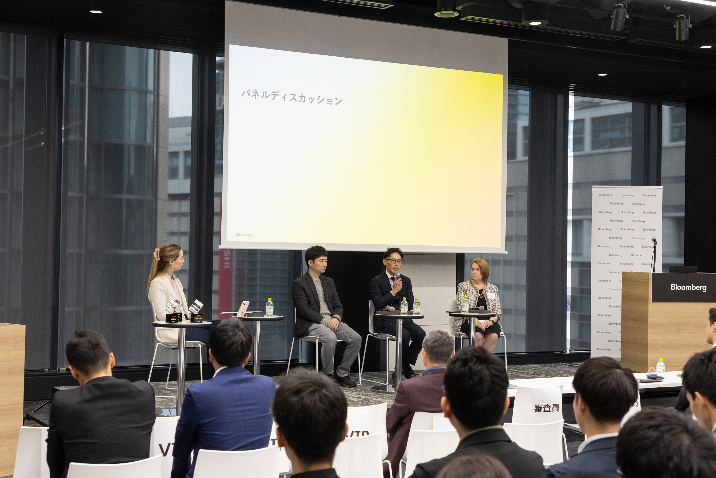 パネリスト：（右から）アリソン・バーチ 氏（ステート・ストリート信託銀⾏株式会社マネージング・ディレクター）；飯塚 航 氏（札幌市 まちづくり政策局政策企画部グリーントランスフォーメーション推進室 事業担当係長）；冨島 佑允 氏（東京海上ホールディングス株式会社財務企画部・マネージャー）
