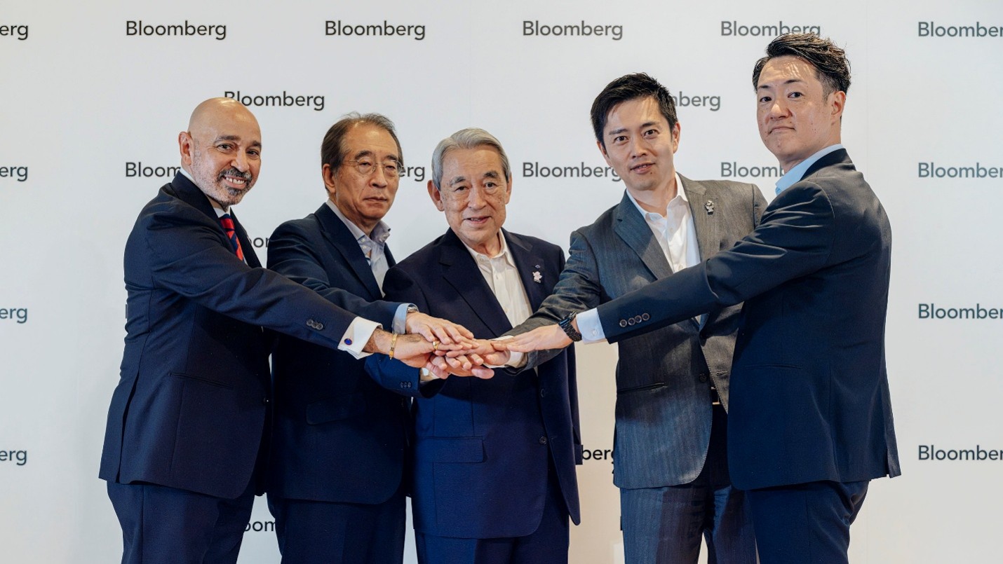 （左から）ブルームバーグ日本統括責任者ノーマン・トゥエイボーム、大阪商工会議所 会頭 鳥井信吾氏、関西経済連合会 会長 松本正義氏、大阪府知事 吉村洋文氏、大阪市長 横山英幸氏