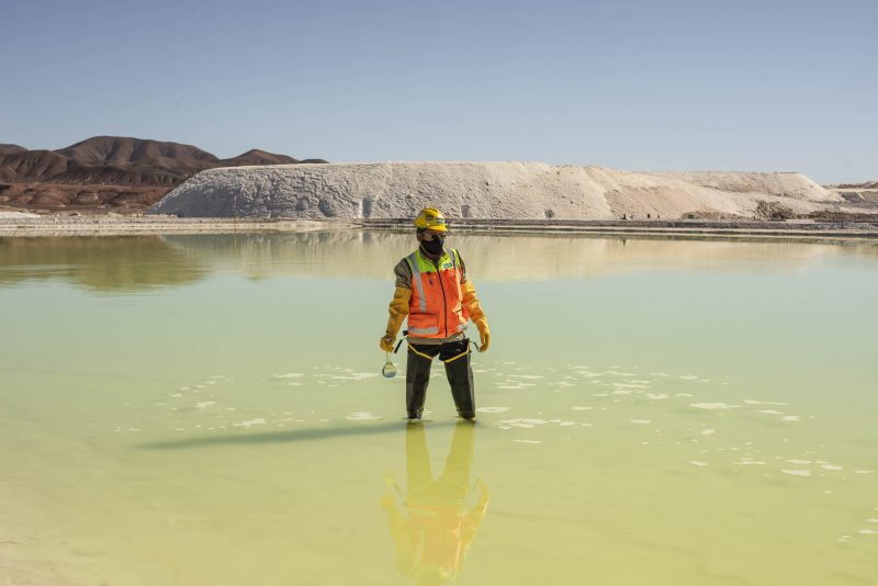 Um trabalhador coleta amostras em uma operação de lítio em Calama, região de Antofagasta, Chile.