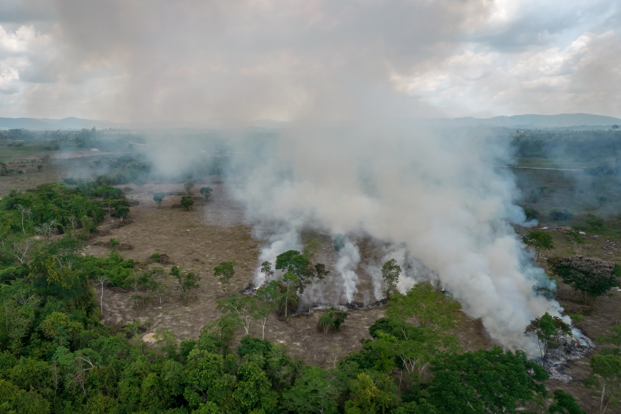 Incêndios na floresta amazônica perto de Ourilândia do Norte, estado do Pará, Brasil, em setembro.