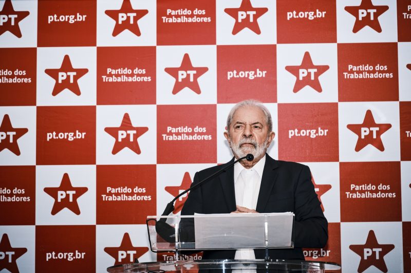 Lula enfrentará Bolsonaro na corrida presidencial e parece levar a sério a defesa da Amazônia.