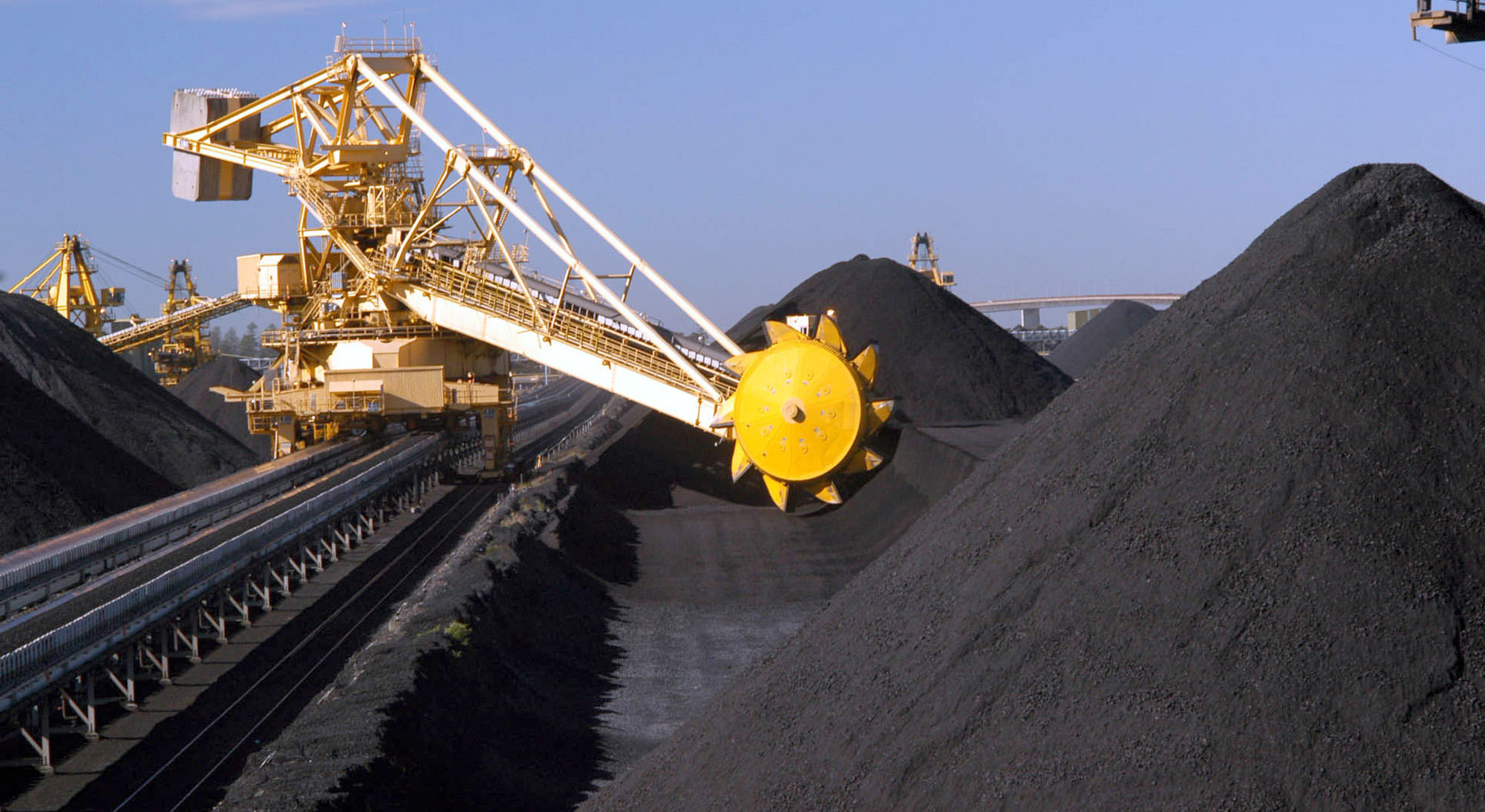 Угольная промышленность добыча. Добыча каменного угля. Ростов добыча угля. Ростов добыча угля. Угольный разрез.