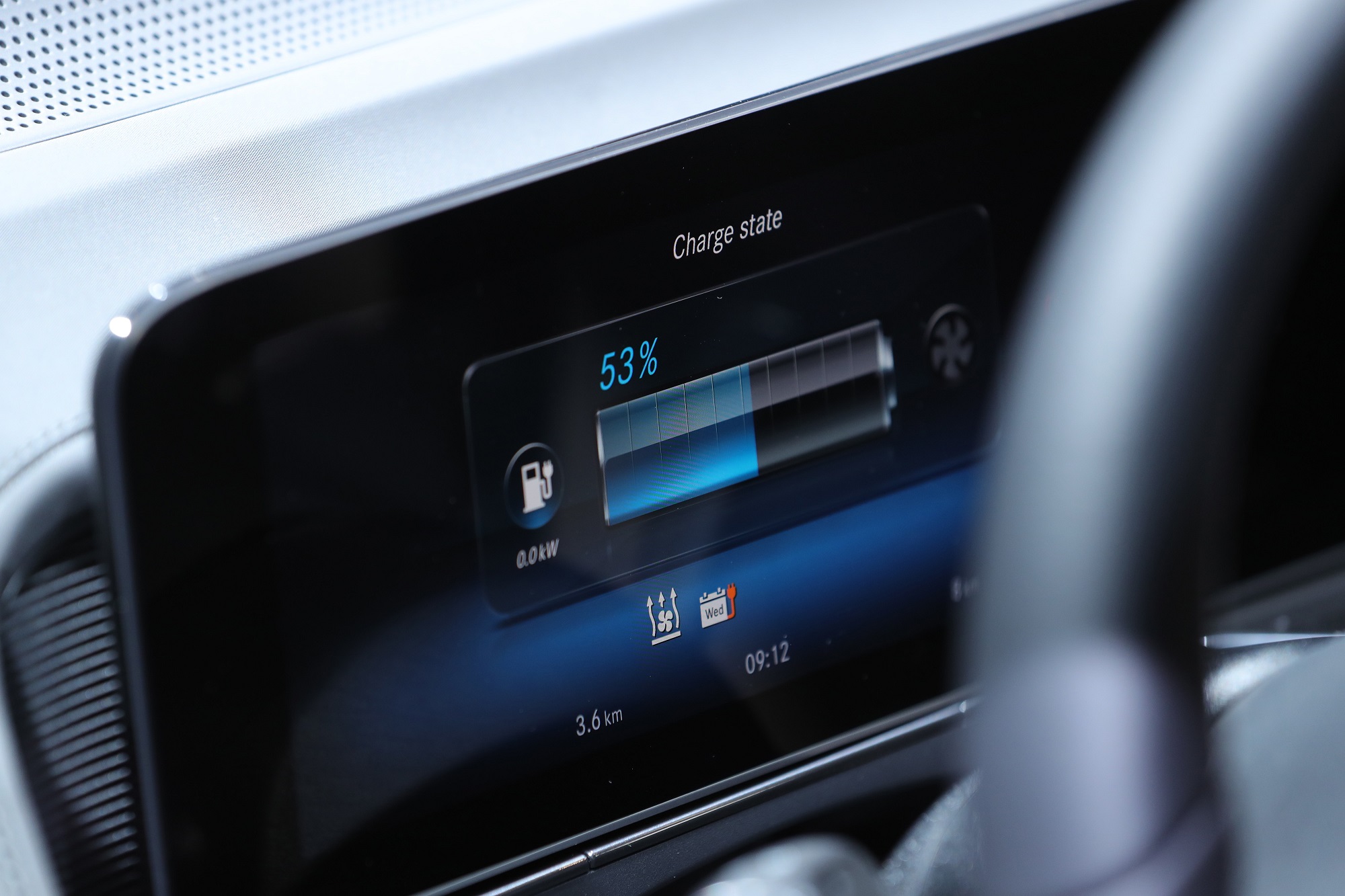 A dashboard battery power indicator